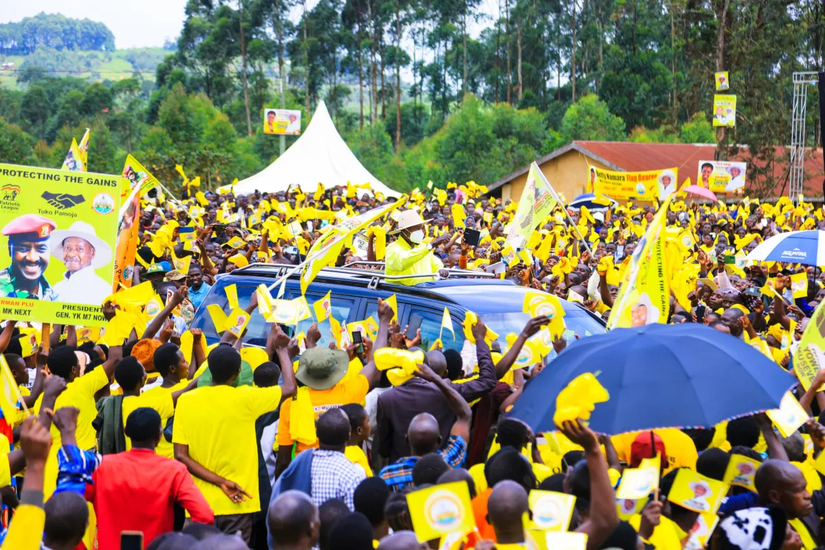 Museveni promises loan scheme for large-scale farmers as Mbabazi endorses him for Presidency