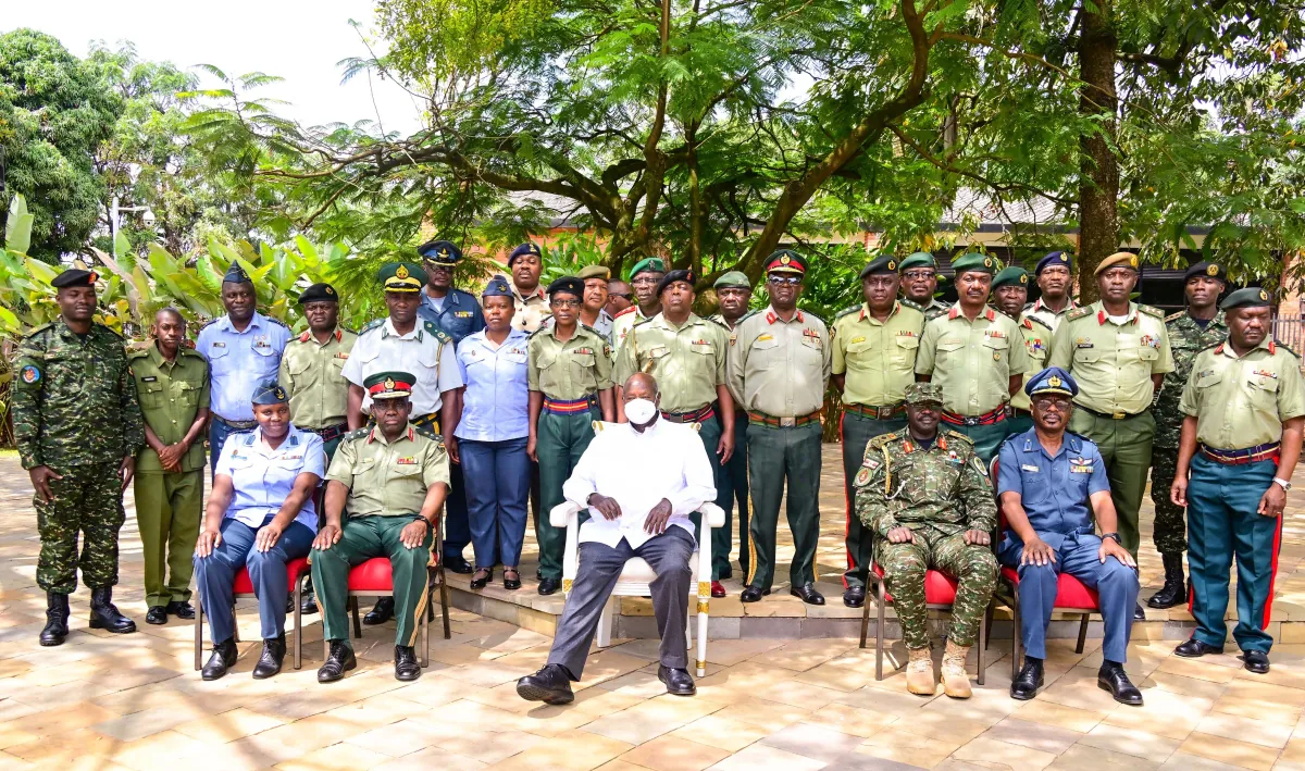 President Museveni lectures Zimbabwean army officers on Africa’s path to prosperity