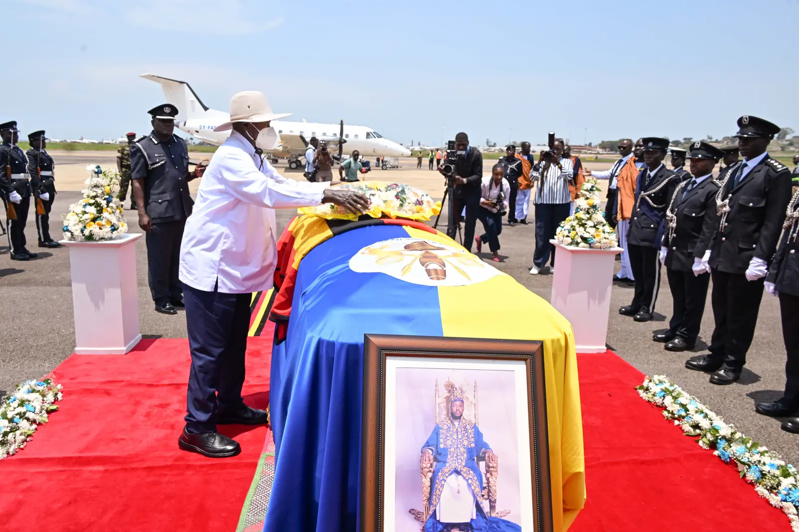 President Museveni receives King Oyo's body, hails his leadership