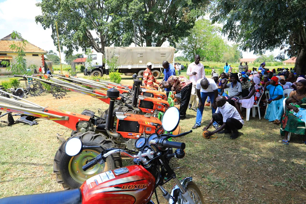 Speaker Among roots for commercial farming, donates equipment