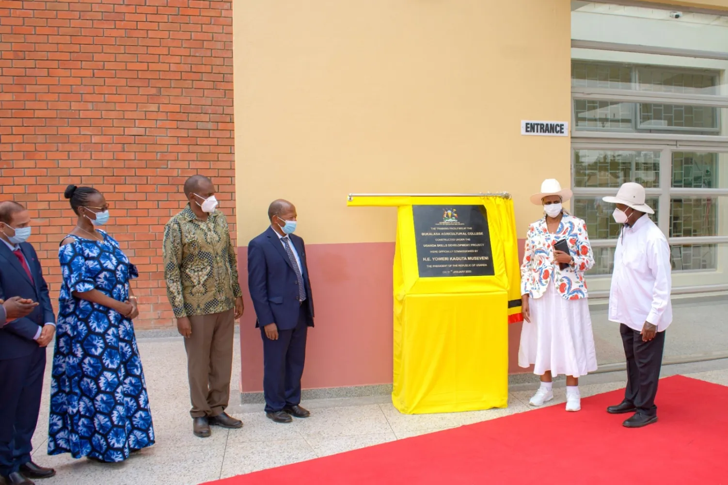 “The only cure for poverty is wealth creation,” H.E Museveni tells Luwero residents as he visits Bukalasa Agricultural College.